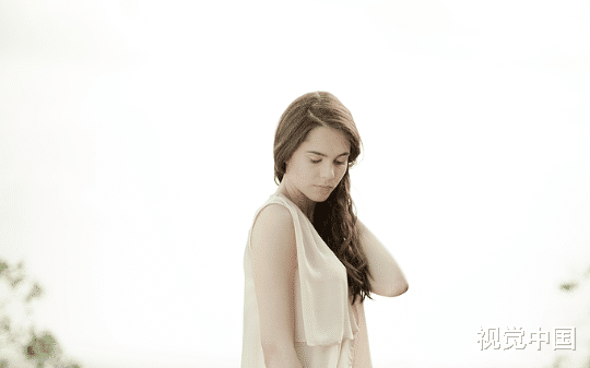 除夕夜，爸爸当着亲戚的面给我包了五百块红包，我却选择当众断亲