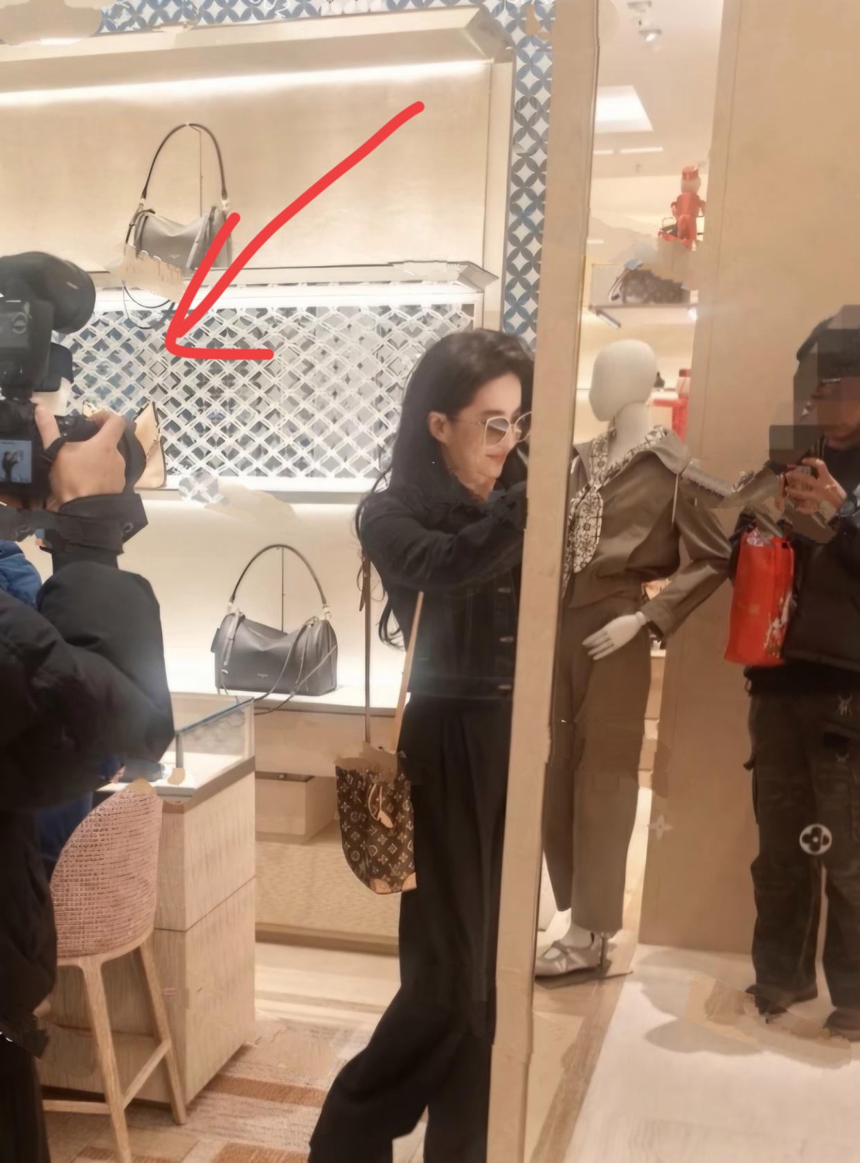 女神刘亦菲现身北京三里屯LV店挑选商品