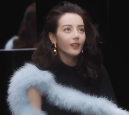 我想和迪丽热巴再多点爱意最好是灌满整个大海都放不下