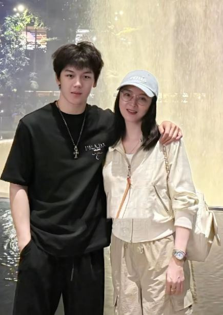 王艳儿子球球，颜值超越爸妈，真是帅哥一枚