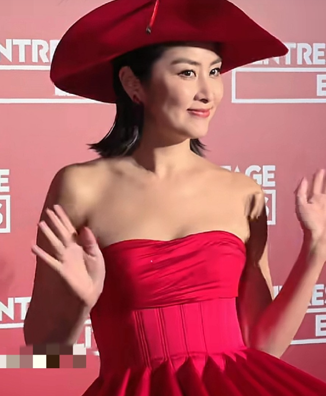 51岁陈慧琳红裙杀疯这状态自律到可怕
谁能想到，这是51岁的陈慧琳？
一袭正红抹