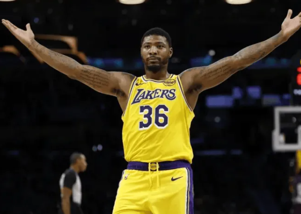 NBA常规赛，湖人以128-104战胜国王。
本场比赛，湖人球员马库斯-斯马特全