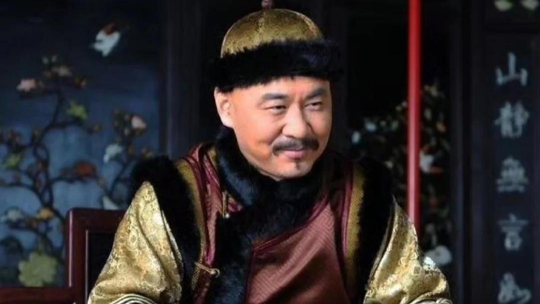 陈建斌穿着一件深灰色的羽绒服