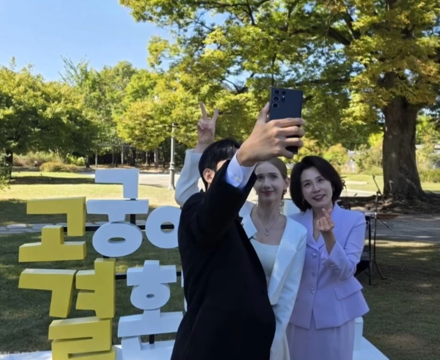 韩国第一夫人与粉丝自拍，对镜头比心美翻了！这张照片是在首尔景福宫国立故宫博物院拍