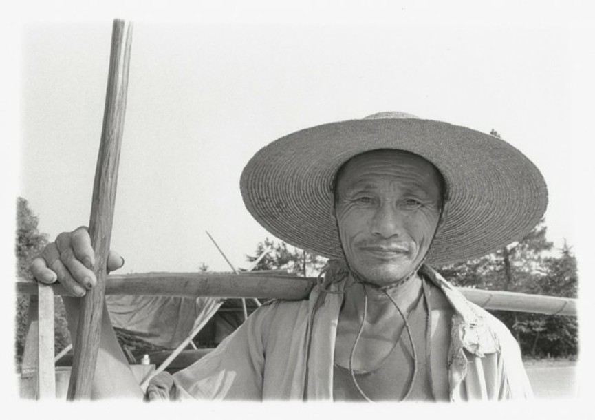  1981年，一位武汉的大叔，挑着担子戴着草帽， 一看就是位朴实的劳动者。 