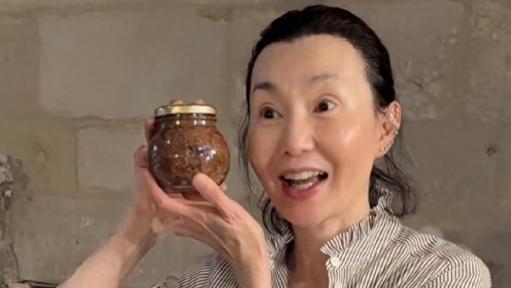 62岁张曼玉乡下熬果酱上热搜，5万人点赞，网友却为她的脸吵开了