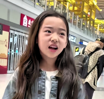 这段时间总刷到董璇的女儿小酒窝的视频，这么小不应该是在学校读书吗？怎么总是频繁的