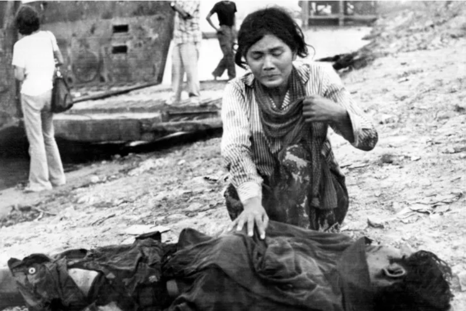 1975年4月17日，红色高棉进入柬埔寨首都金边后，一名妇女在尸体前哭泣。 