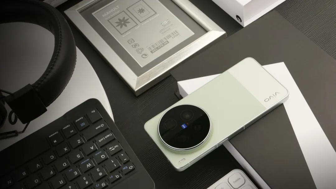 掌间V单，镜见万象｜vivo X300 Ultra重构移动影像专业边界