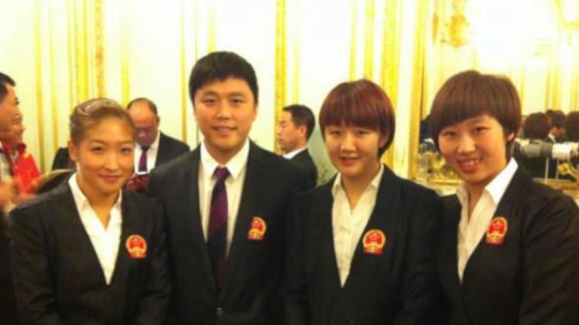 珍贵的国乒4位球员的黑色西装合影：刘诗雯的气质好，陈梦很可爱