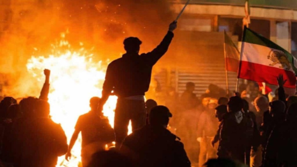 美伊战争就在“眼前”，美军最高将领：特朗普“走钢丝”，再给大陆机会