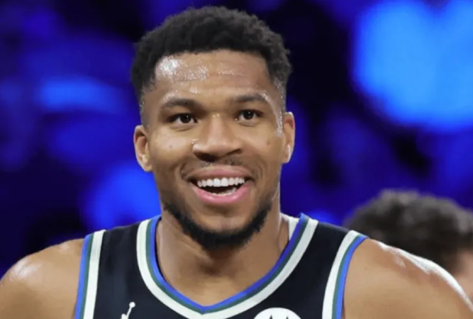 雄鹿前锋扬尼斯-阿德托昆博的交易动向。
“最近有人告诉我，从扬尼斯的角度来看，湖