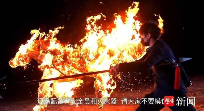 成都博主用无人机实现万剑归宗，赛博剑客范十三科技还原武侠梦