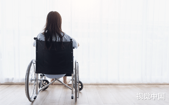 校霸把我腿打断，金牌律师妈妈给凶手做无罪辩护后，我断亲了