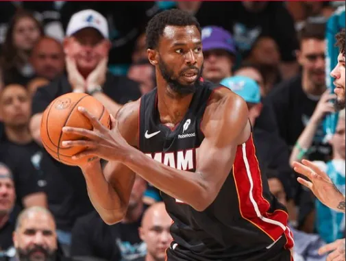 NBA附加赛黄蜂对阵热火，第一个加时赛最后时刻，热火1分领先黄蜂。

黄蜂进攻，