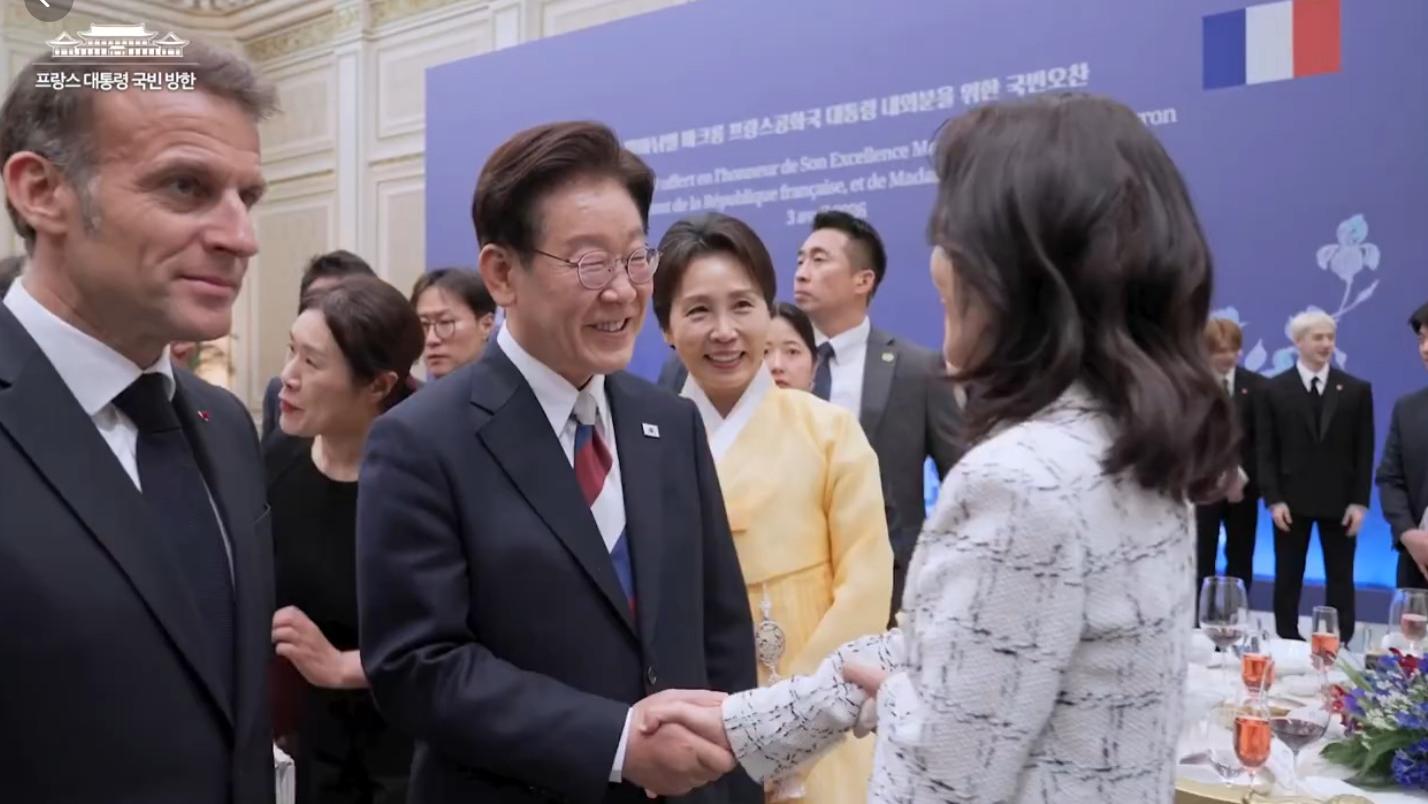 李富真参加宴会！穿格纹西服与马克龙握手十分谦虚，全智贤也去了