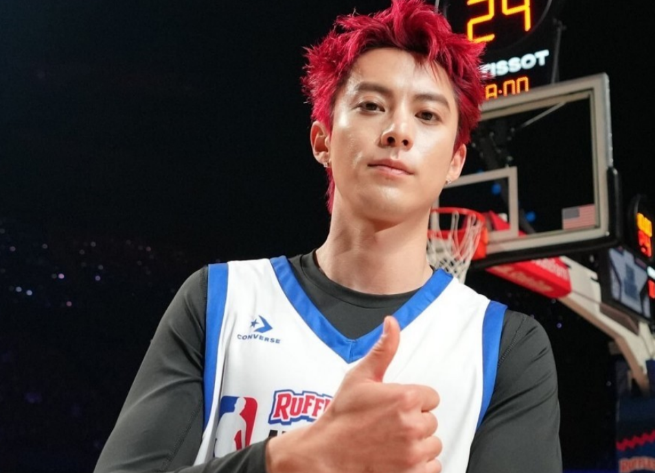 王鹤棣红发抢镜太燃啦！9投5中砍下10分4篮板，禁区假动作、快攻上篮行云流水，末