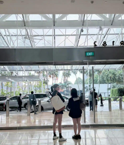 网友在新加坡偶遇关晓彤，背着球拍好像是要去打网球了，此女身材就是如此曼妙