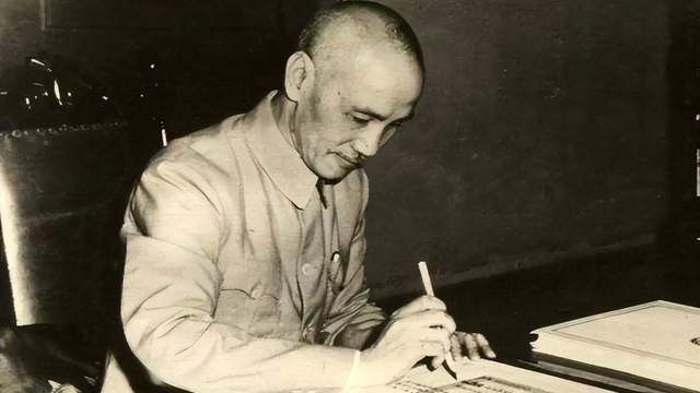 1939年，蒋介石承诺汉奸将军：消灭八路军，华北给你