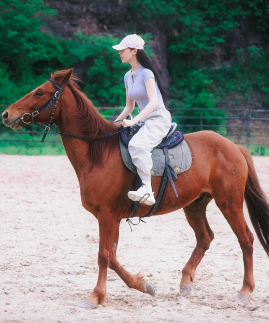 林允的素颜骑马照在网络上引起了不小的关注，前几年没怎么在娱乐圈现身的她如今的身材