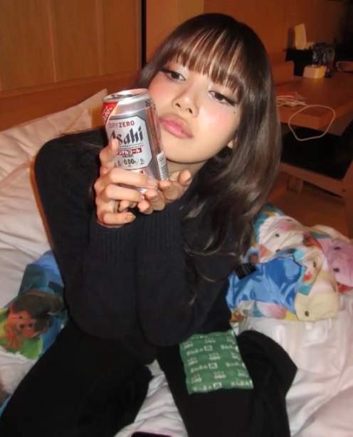 Lisa的更新了Lisa微熏状态满分
确认过眼神有个爱喝酒的她，这套原来是去je