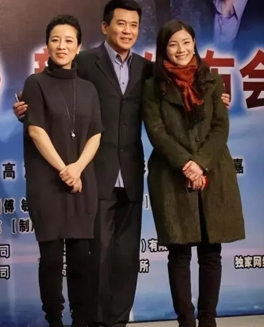 左边的是陈小艺，右边的是胡可，你知道中间的是谁吗？他演技很好的，只是很少人知道他