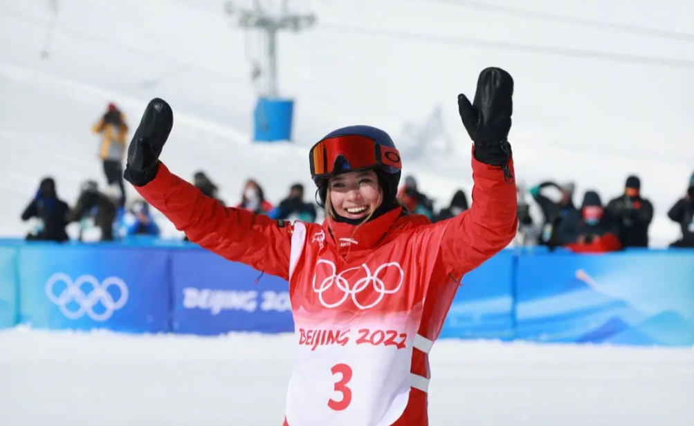 谷爱凌首滑摔倒引热议，部分日媒直接将失误归因于赛道“设计缺陷”，称雪质偏硬、道具