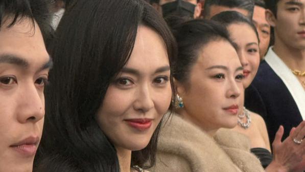 当47岁章子怡和唐嫣同框，才发现人到中年，幸不幸福都在脸上