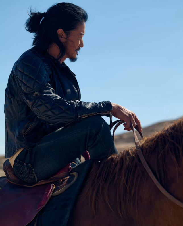 这组照片能看出来
吴京终于不是“往那一站就是兵”了是中年大叔应有的松弛和不羁，也