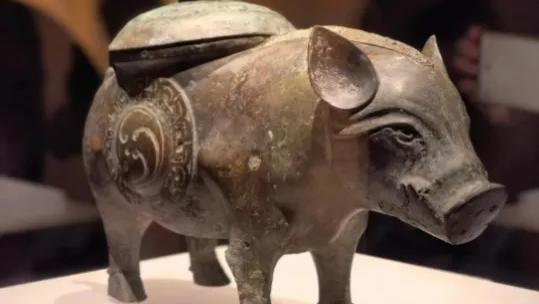 2000年山西曲沃惊现国宝！一条盗墓口供，挖出沉睡三千年西周青铜猪尊！
