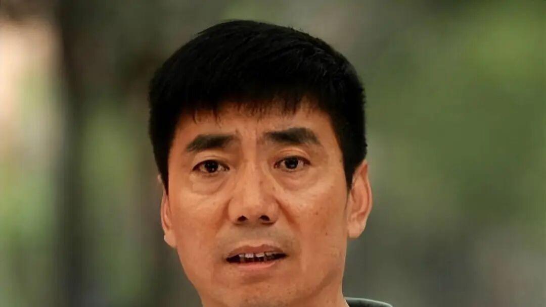 61岁范明近况曝光！娶大6岁妻子恩爱29年，如今晒豪宅引发热议