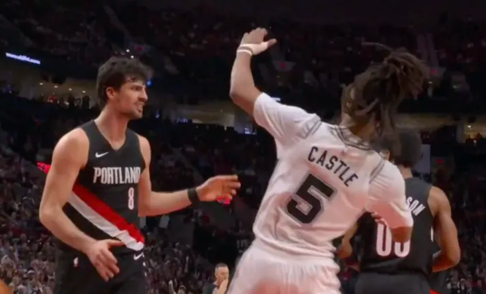 NBA季后赛，开拓者以（1）93-114（3）不敌马刺。
赛后德尼-阿夫迪亚谈及