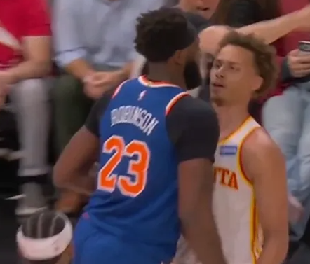 NBA季后赛首轮G6，老鹰（2）主场迎战尼克斯（3）的比赛正在进行中。
比赛的第
