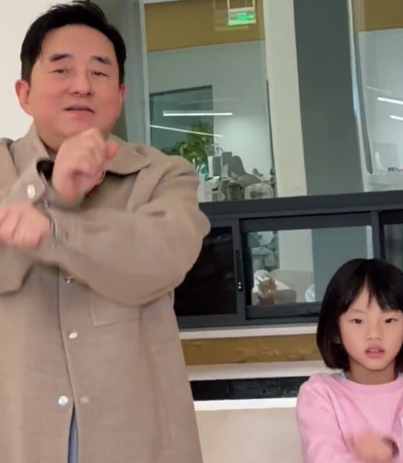 吕方晒出与女儿一起跳骑马舞的视频
父女俩大秀舞蹈，氛围感很不错！