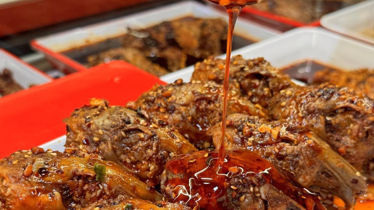 成都兔头兔腿：一口入魂的麻辣江湖，在家也能复刻的街头传奇