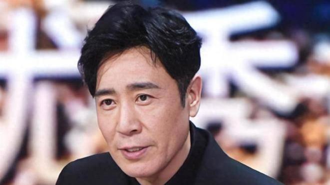 于和伟3岁丧父，吃姐姐奶水长大，成名后为8个哥哥姐姐买房！