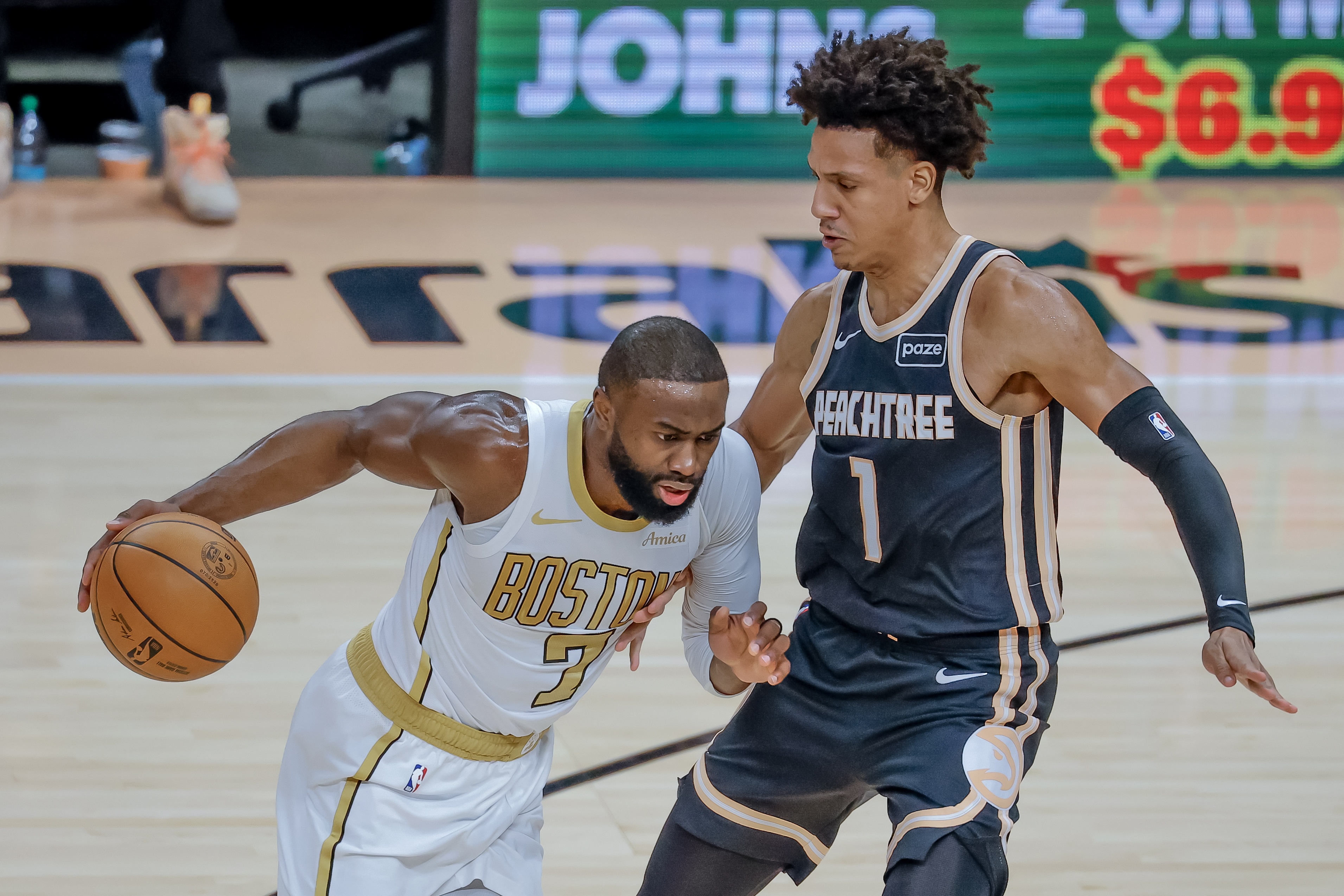 杰伦·布朗似乎在传闻当中很可能将离开波士顿凯尔特人队，而有NBA著名记者杰克·费