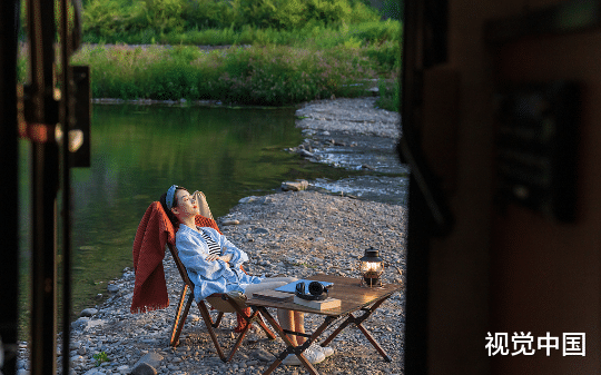 我订了一批羽绒服捐给孤儿院，厂家却为了坐地起价道德绑架我，却不知我是他们总公司的投资商