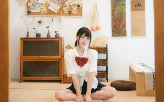 我是被保姆掉包的豪门少爷。 在我拿着我倒数第一的成绩单给保姆看时， 保姆笑了。我穿着作为奖励的一双廉