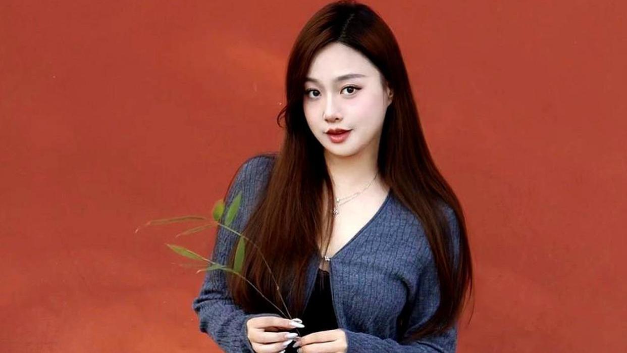 针织开衫与丝袜的秋日优雅穿搭