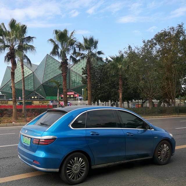 比亚迪不久前在港交所公布消息：3月销售各类汽车30.02万辆，其中海外销售119