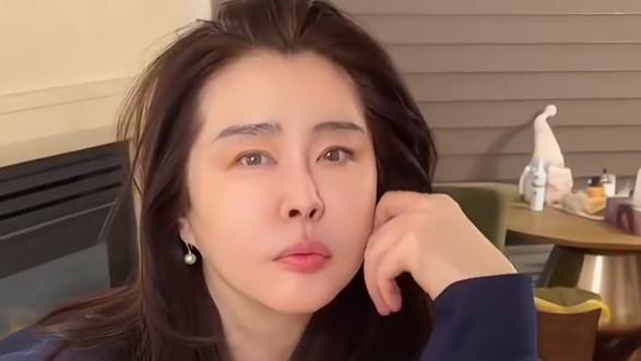 王祖贤晒正面视频：深色卫衣好休闲，皮肤白皙长发飘飘