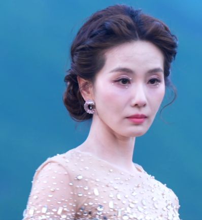 众星亮相九寨沟山谷主题红毯，刘诗诗压轴出场。她穿着裸粉色珍珠高定礼服，头纱遮面出