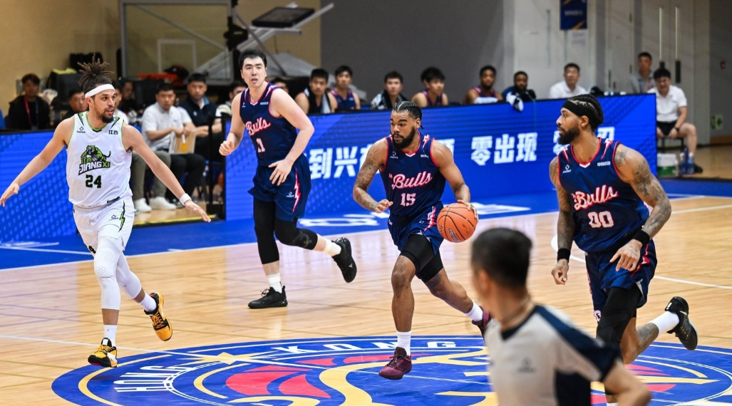 NBL联赛7日晚间结束第三场半决赛，卫冕冠军香港金牛横扫江西鲸裕清酒，连续第三个