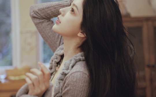 嫂子是宝宝娇妻，在我22岁的生日宴上，她将画了精致全妆的我，狠狠摁进了我哥买的蛋糕里。 我眼球被当场