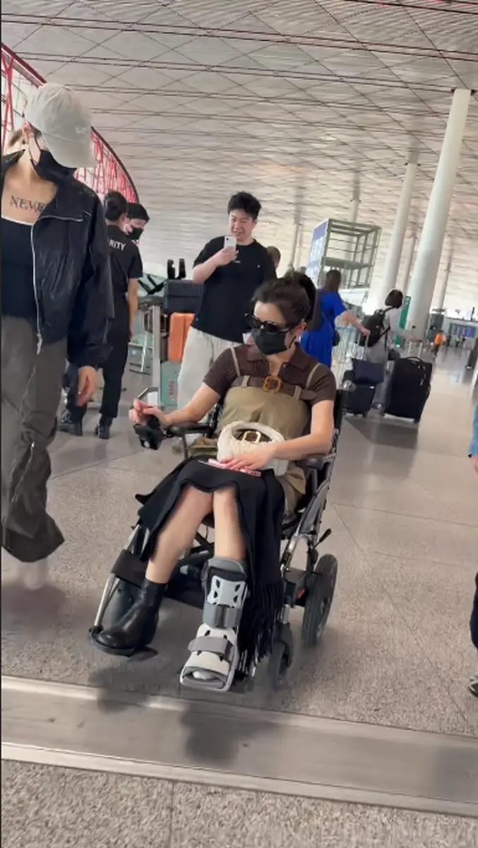 陈妍希跟腱断裂后坐轮椅现身机场 伤势未愈但状态从容