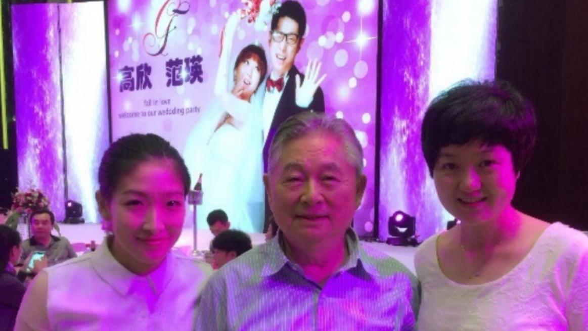 3位中国乒乓球世界冠军的合影：徐寅生精神矍铄，刘诗雯气质很好