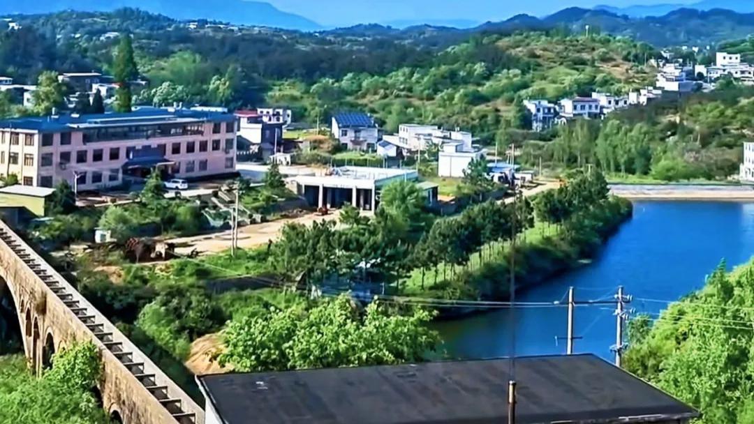 脚步丈量大地，文字反哺家乡——读杨德振《用脚步丈量家乡的大地》