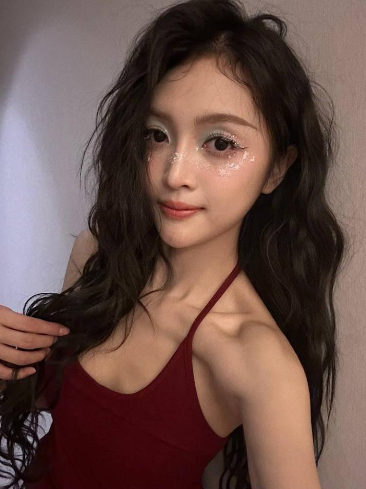 吴宣仪[心][心]
是谁把小选的妆弄花的