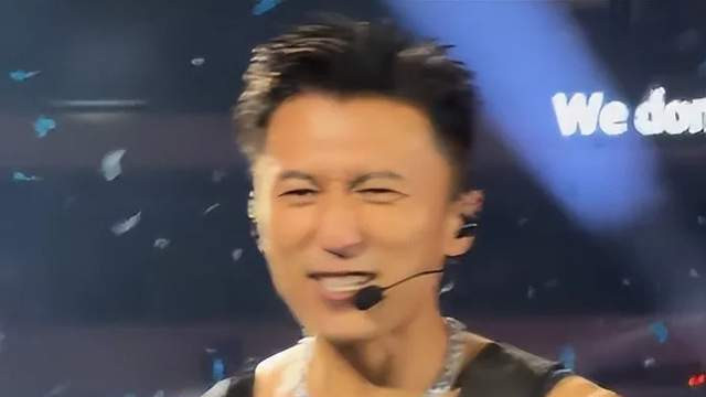 谢霆锋演唱会，王菲带多位好友捧场，头倚在某男士肩上，举止亲密